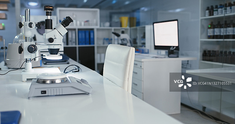 现代实验室中的显微镜和电脑图片素材