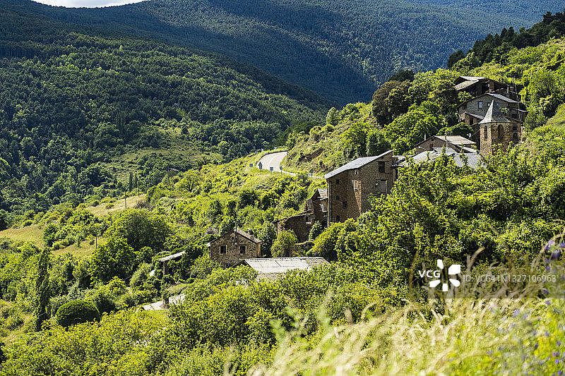 比利牛斯山脉中的中世纪村庄图片素材