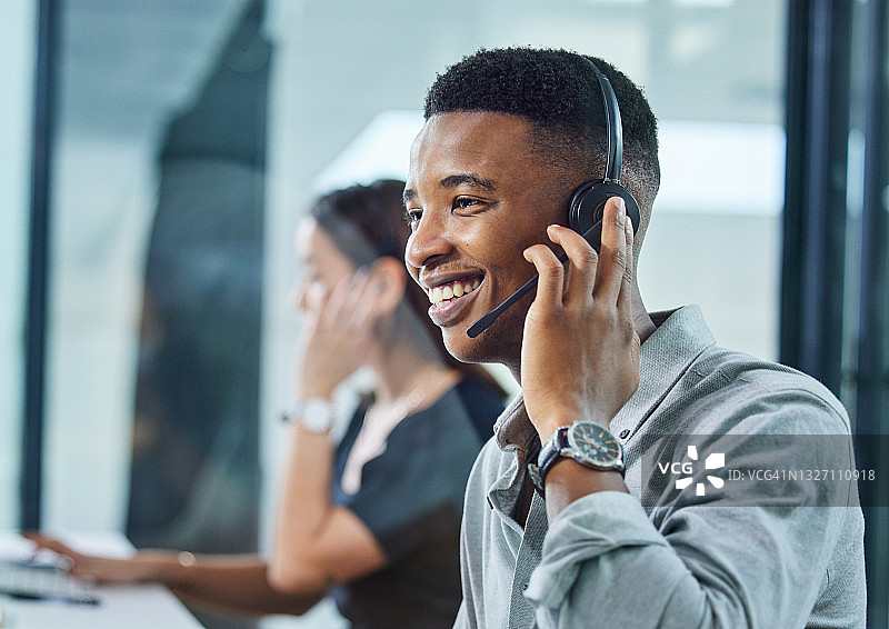 年轻客服中心座席在办公室通话的照片图片素材