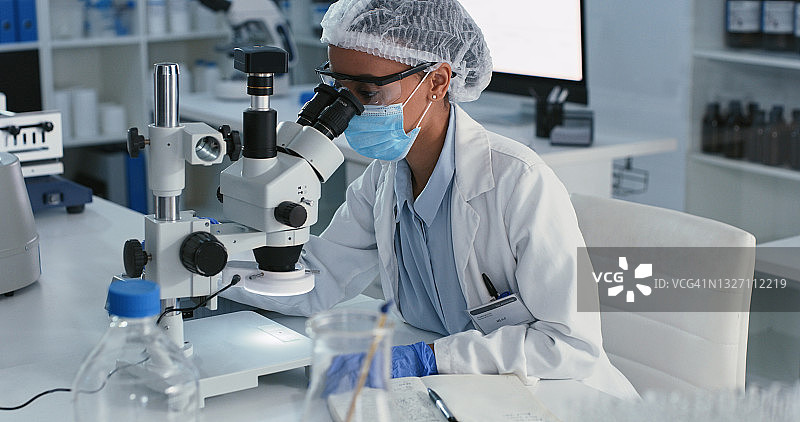 年轻科学家在实验室使用显微镜图片素材