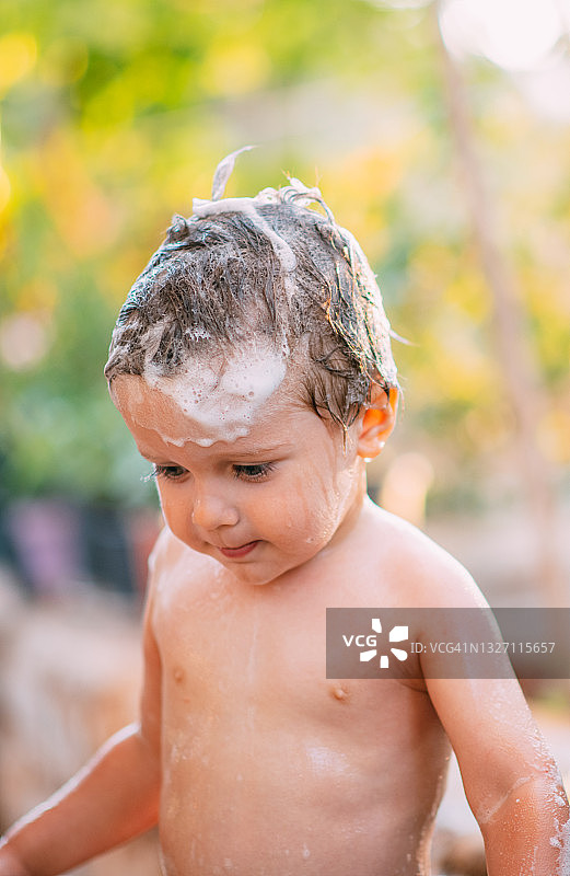 在花园里沐浴的男婴图片素材