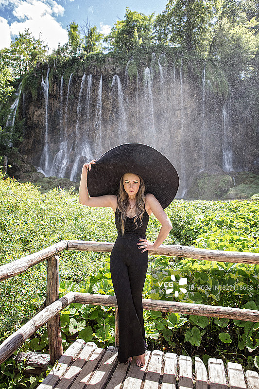 戴着黑色大帽子女孩图片素材