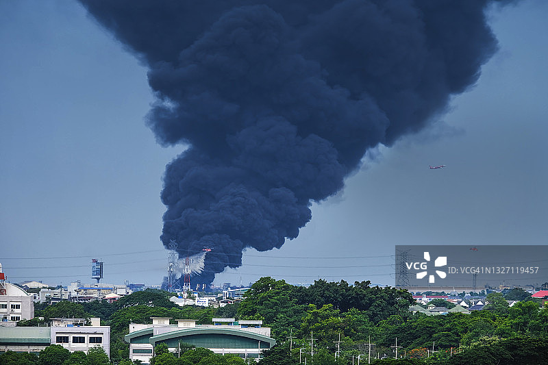 灭火器在地面和空中灭火图片素材