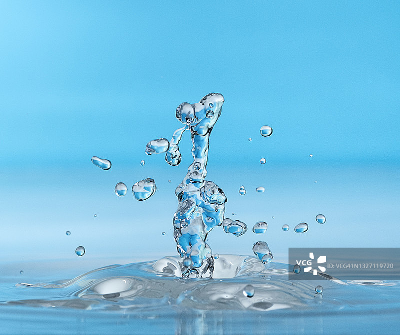 蓝色背景上的飞溅水滴图片素材