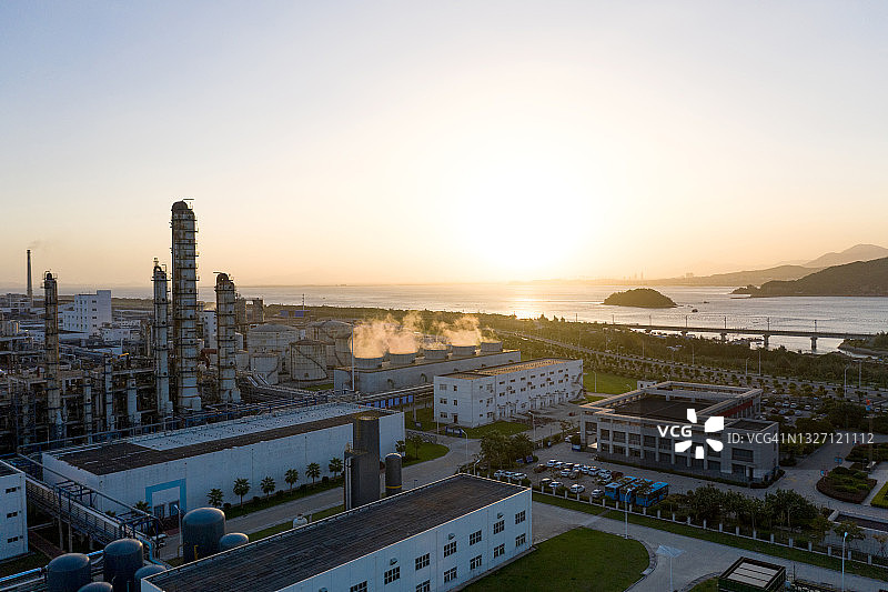 水边的化工厂图片素材