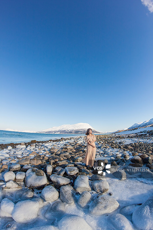 冬季挪威Lygnen峡湾的中国女性游客鱼眼视角图片素材
