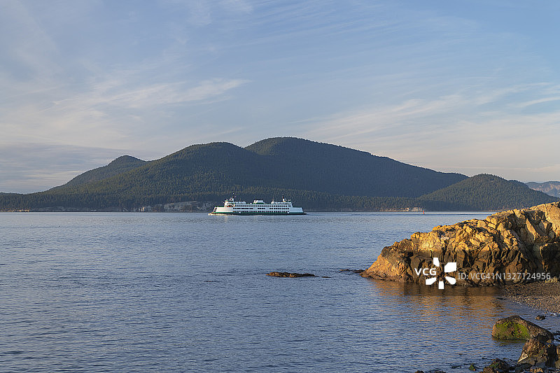 华盛顿州渡轮驶向圣胡安群岛图片素材