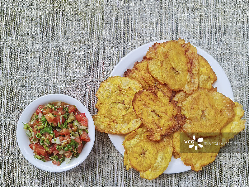 加勒比特色菜：PATACONES（也称为TOSTONES）和PICO de GALLO图片素材