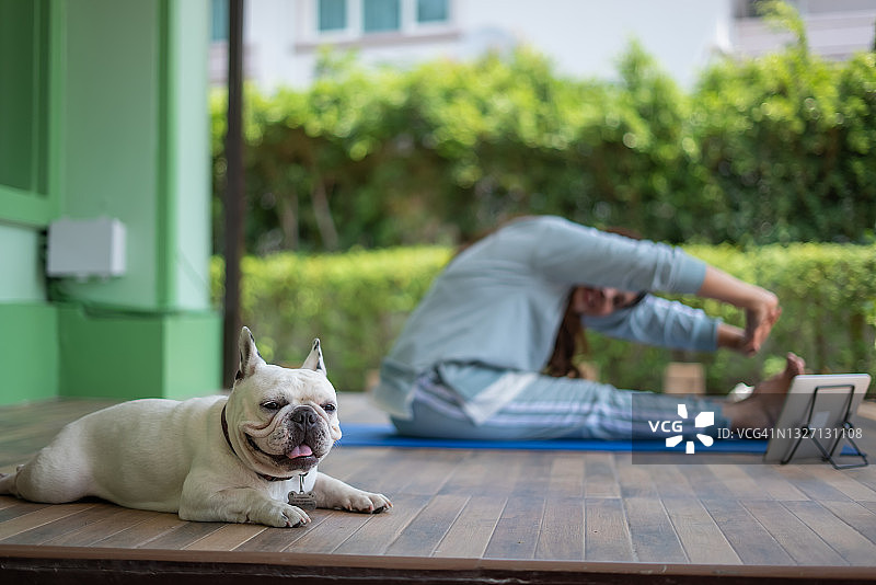 老年在家运动图片素材