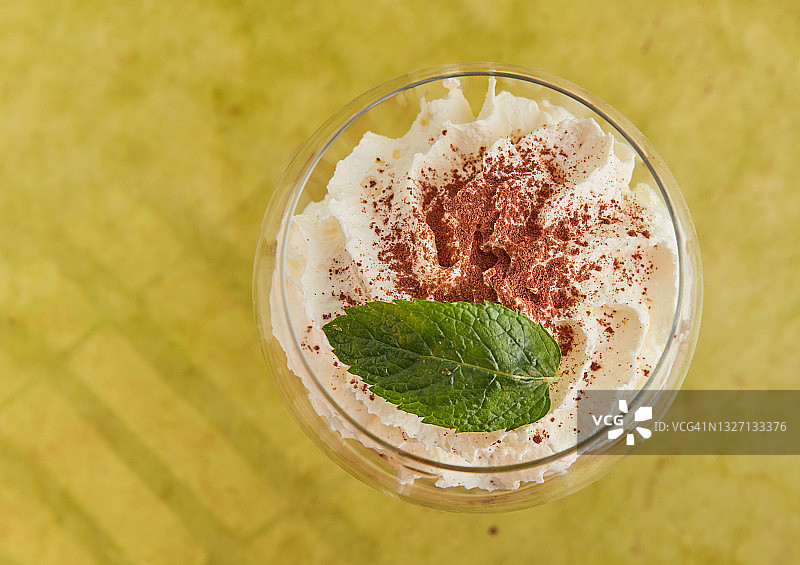 配有手指饼干的提拉米苏图片素材