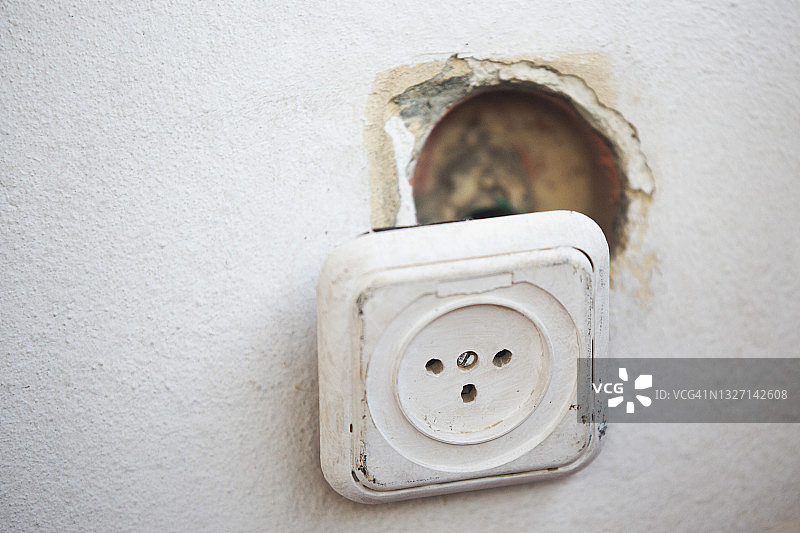 从墙上脱落的电源插座图片素材