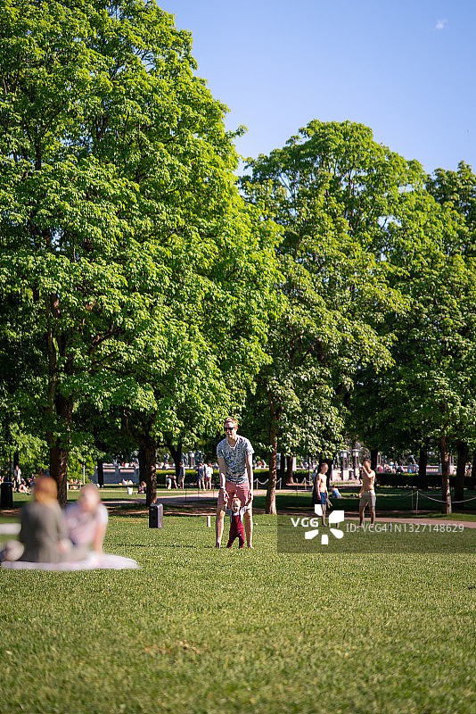 父子在风景如画的公园里享受时光图片素材