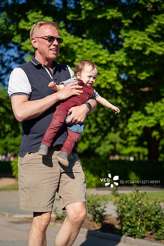 祖孙在公园里享受休闲时光图片素材