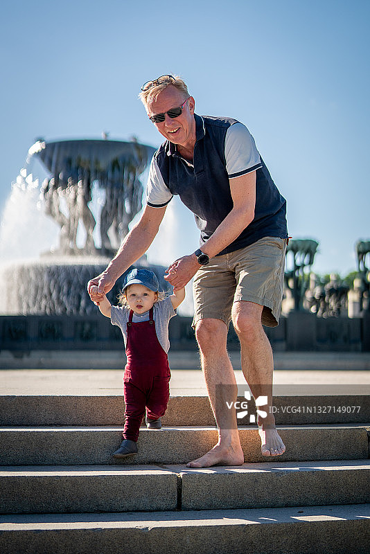 在公园里和孙子玩耍的爷爷图片素材