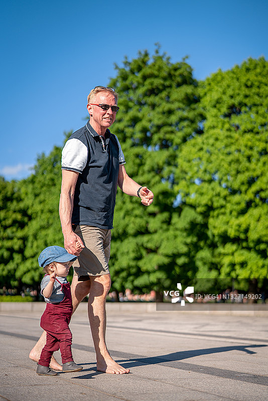 祖孙在公园里享受休闲时光图片素材