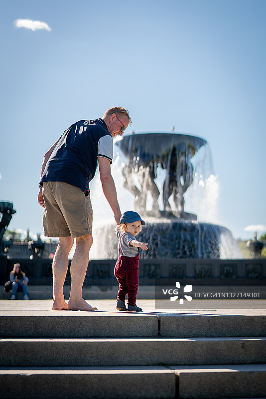 祖孙俩探索田园公园图片素材