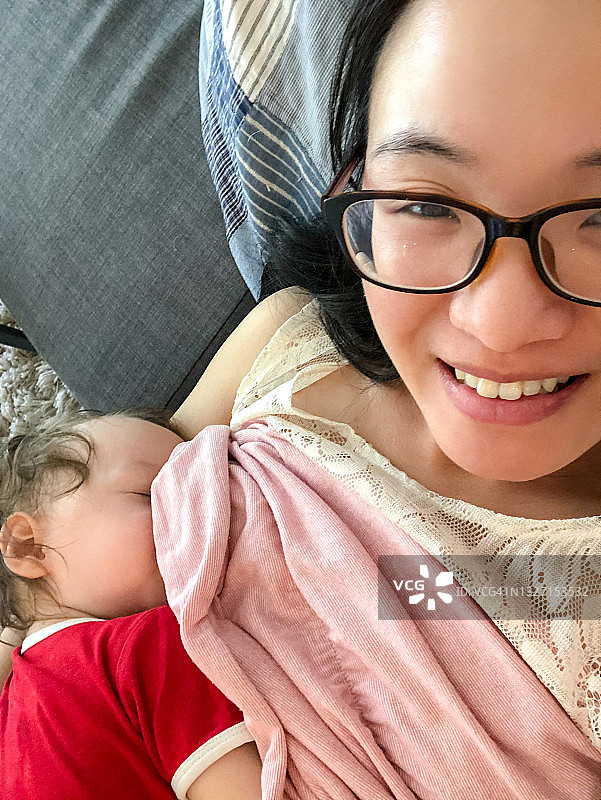 一位母亲在家给宝宝喂母乳图片素材