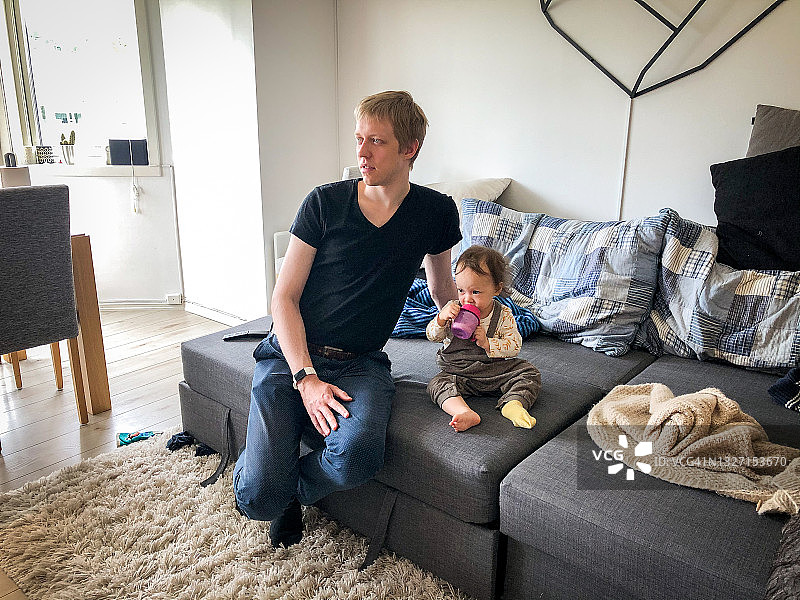 父亲和宝宝在沙发上放松图片素材