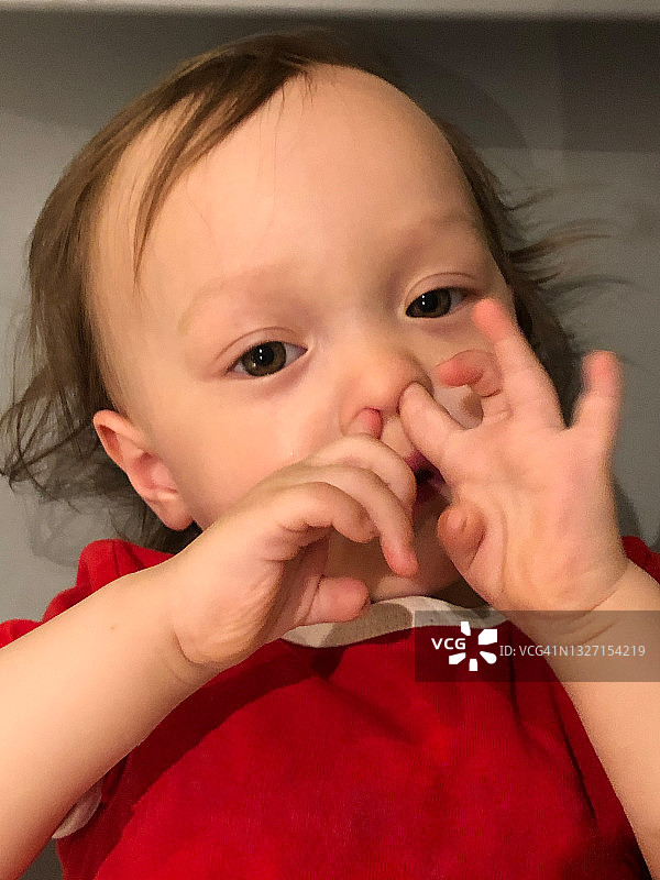 穿着红色衬衫的快乐女婴图片素材