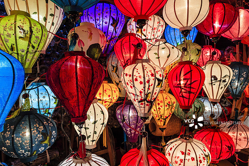 越南会安市的传统丝绸吊灯笼图片素材