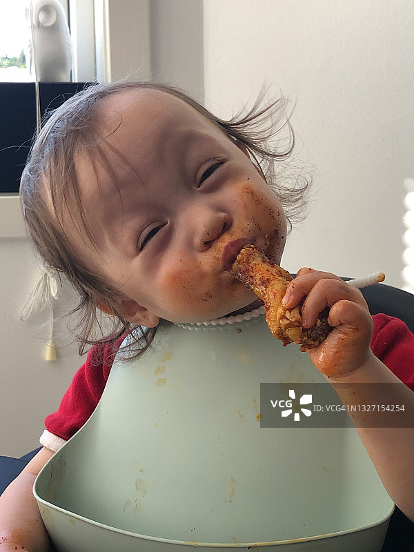 儿童在家用餐图片素材