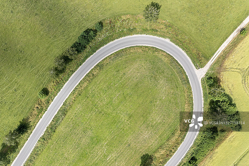 弯曲的道路图片素材