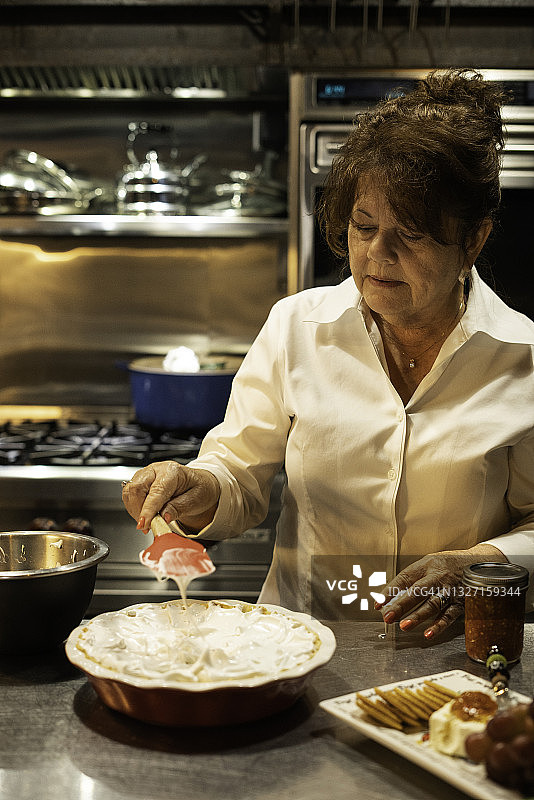 在馅饼上涂抹蛋白酥皮图片素材