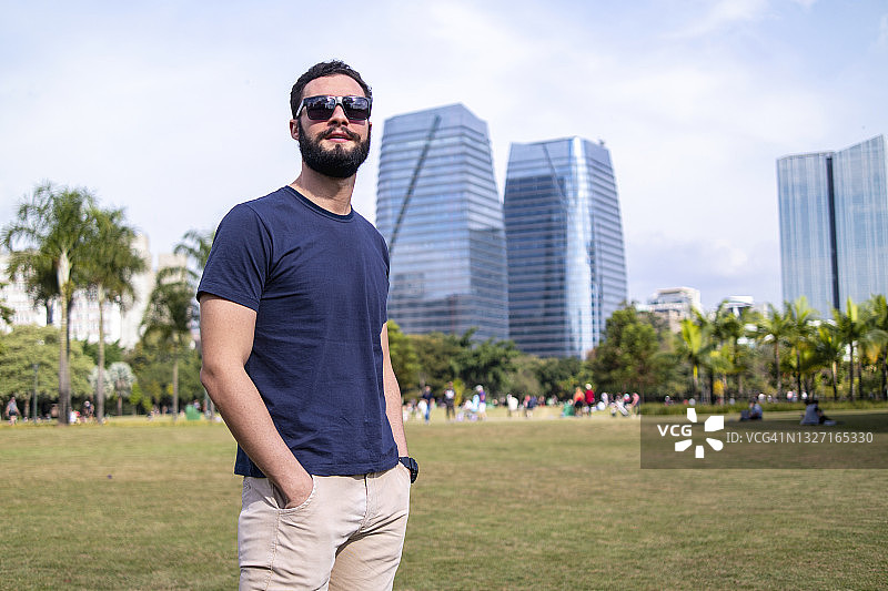 公园里的青年图片素材