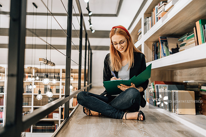图书馆里的学生图片素材
