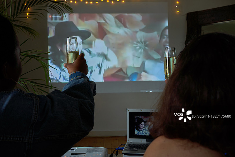 朋友们通过视频连线庆祝生日图片素材