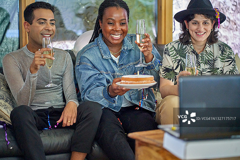 朋友们通过视频连线庆祝生日图片素材