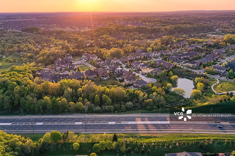 加拿大沃恩，Woodbridge和Kleinburg的独立复式住宅，在麦肯齐博士和Islinton大街的住宅区的鸟瞰图图片素材