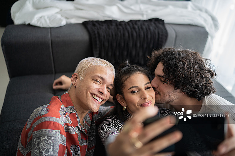 朋友们在家自拍图片素材