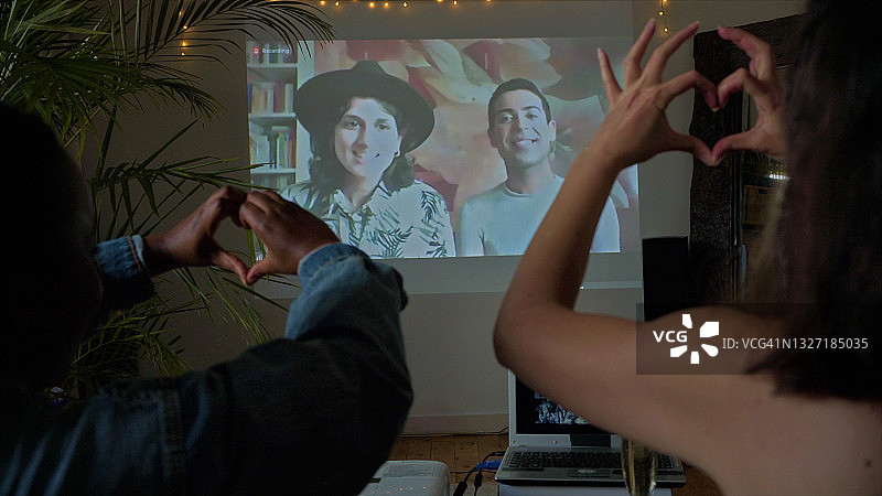 朋友们通过视频连线庆祝生日图片素材