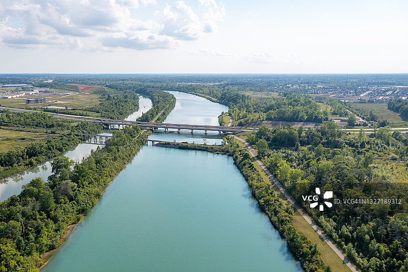 加拿大圣凯瑟琳斯罗宾逊港韦兰运河和步道航拍图片素材