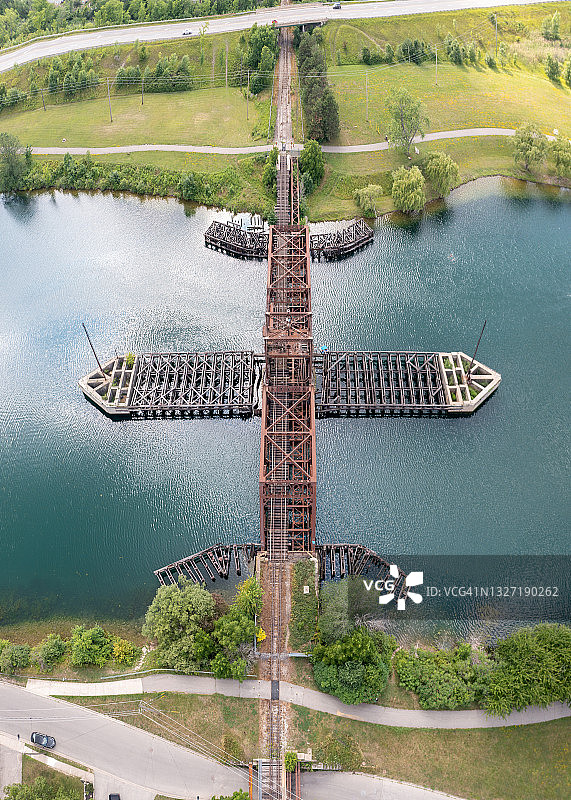 旧韦兰运河上的废弃铁路桥图片素材