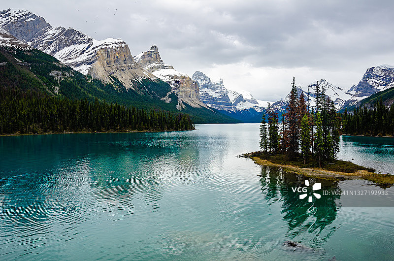 贾斯珀国家公园马琳湖岸边的精灵岛图片素材