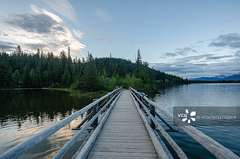 2021年6月艾伯塔省贾斯珀金字塔湖和金字塔湖的桥梁图片素材
