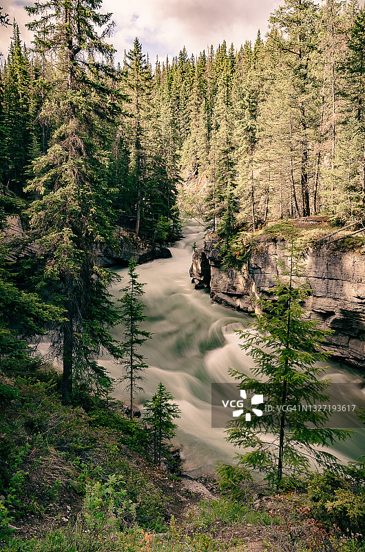 2021年6月在贾斯珀国家公园马琳峡谷徒步旅行图片素材