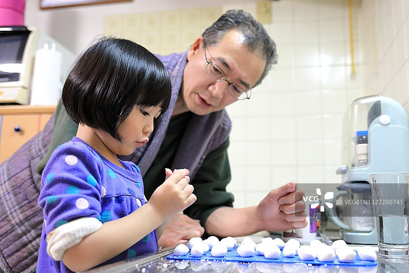 父亲和孩子在家共度美好时光，一起做团子图片素材