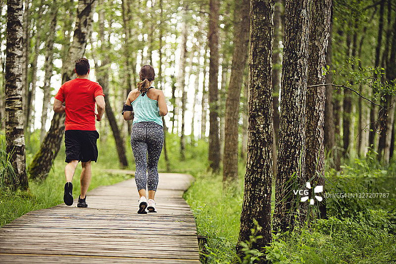年轻情侣在户外一起奔跑图片素材