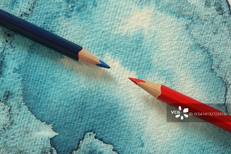 水彩背景上的两支铅笔图片素材
