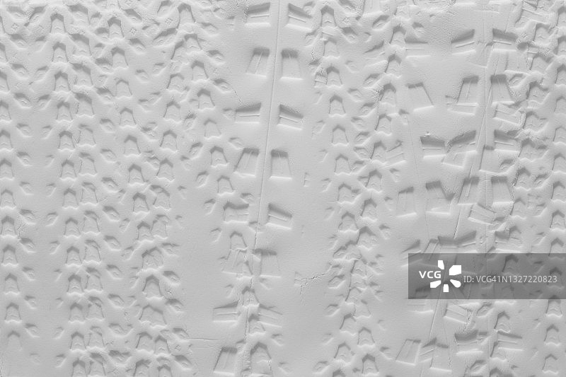 灰色地面上的自行车轮胎痕迹图片素材