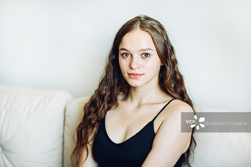 在家看着镜头的年轻漂亮女孩肖像图片素材