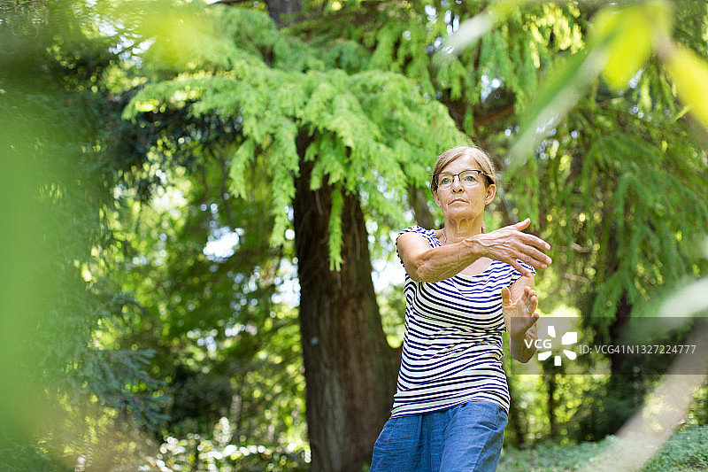 老年妇女在公园里练气功图片素材