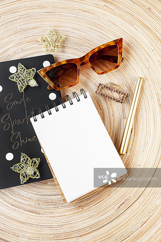 带有空白记事本和圣诞装饰的工作区俯视图图片素材