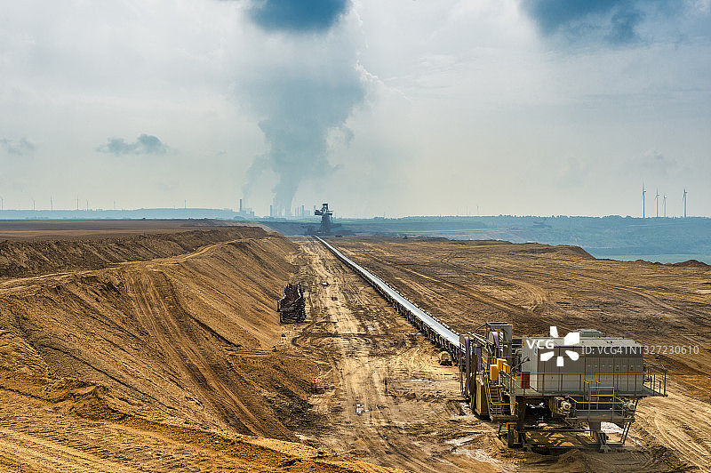 德国北莱茵-威斯特法伦州加兹维勒露天矿的长输送带图片素材