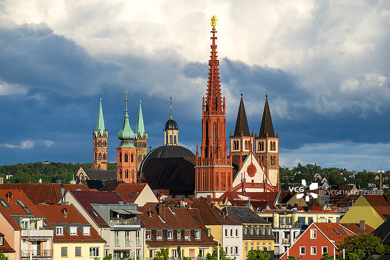 德国巴伐利亚州维尔茨堡圣母教堂及周边房屋云景图片素材