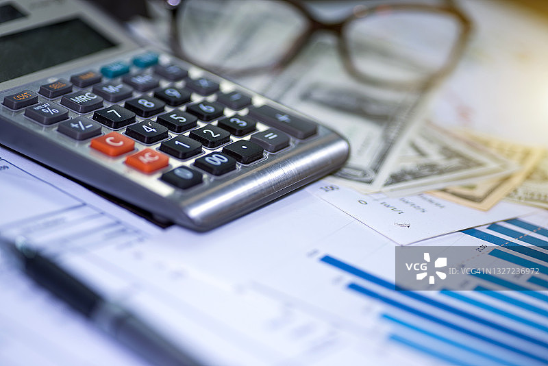 计算器、笔和总结报告，商务规划管理概念图片素材