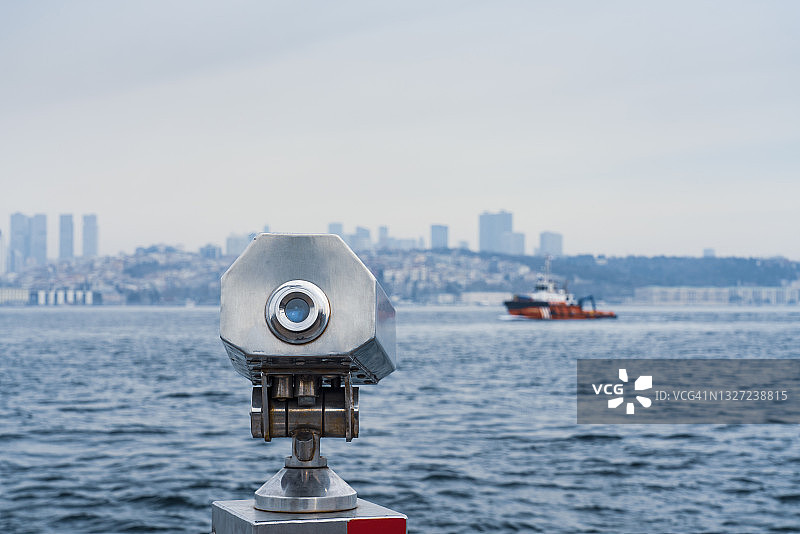 土耳其伊斯坦布尔博斯普鲁斯海峡和贝西克塔斯地区的沿海望远镜图片素材